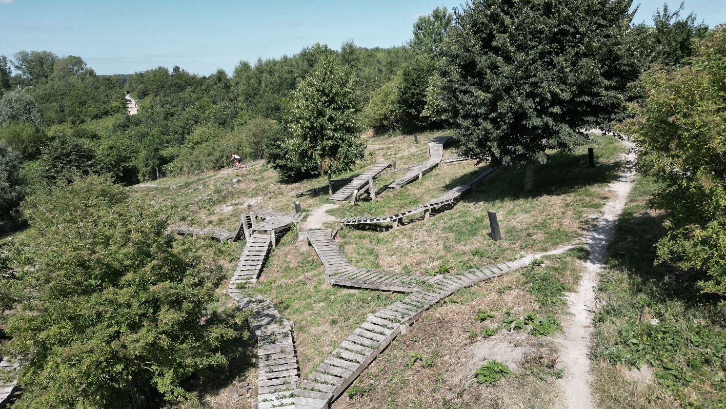 Mountainbikebaan met technische obstakels